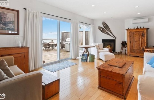 The Blue Mountains House | 223 SUNSET Boulevard