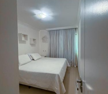 Flamengo House | 230m da PRAIA, casa com ESPAÇO GOURMET e CHURRASQUEIRA, Portaria 24h, 2 VAGAS de GARAGEM, acomoda até 10 PESSOAS, Próximo a MERCADOS e FARMÁCIA