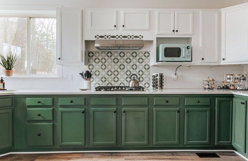 Berkeley Springs Cabin | 26 Acres & 7 min to Town~Game Room~Hot Tub~Fire Pit~2 King Suites~Hiking