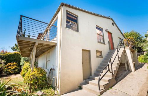 Middletown House | 26' SUNDECK OCEAN Panoramic VIEWS with AC Fast WiFi -902Mbps
