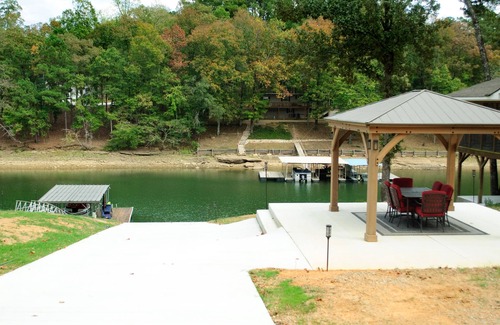 Jasper House | 299 is 5 minutes from dam, with boat launch and tritoon boat for rent.