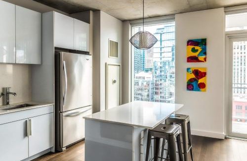 Downtown Chicago Apartment | 2B 2BA Luxury Suite with Balcony and Wi-Fi, PAID IN and OUT PARKING IN BLDG