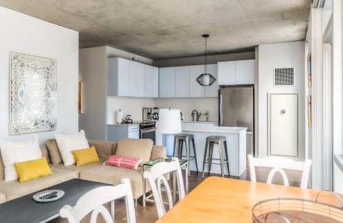 Downtown Chicago Apartment | 2B 2BA Luxury Suite with Balcony and Wi-Fi, PAID IN and OUT PARKING IN BLDG