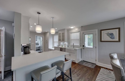 Earlewood House | 2BD 2BA Upscale Bungalow - Beautiful Yard + Grill