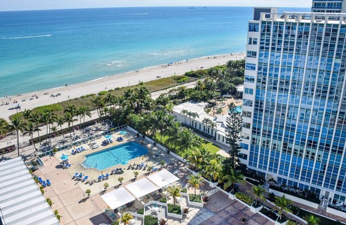 La Gorce Apartment | 2bd Oceanfront Master Ste OceanView w/balcony, Pool, nearby dining, beach access
