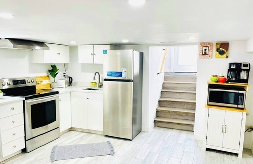 Walkerville Apartment | 2bd room; private; in-unit laundry; free street parking; walkerville lower appt