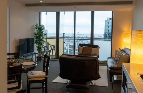Southbank Apartment | 2BD With City Views, Pool, Gym & Tennis Court