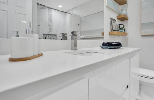 Central Sarasota Apartment | 2bed 1bath Suite minutes to Downtown, Beaches, Restaurants, Theaters and MORE