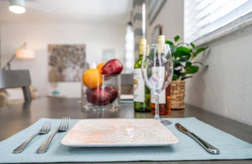 Central Sarasota Apartment | 2bed 1bath Suite minutes to Downtown, Beaches, Restaurants, Theaters and MORE