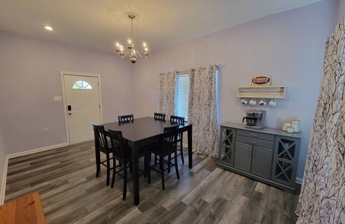 Houma House | 2bed/2bath Cottage in Downtown Houma. 30+ day stays welcome.