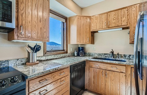 Dillon House | 2bedroom+Loft Private Entry, Lake Views, Amazing Location, Near all Ski Resorts 3 Townhouse by RedAwning