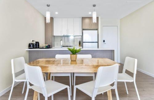 Botany Apartment | 2Br Apt near Airpot Bay City with Parking