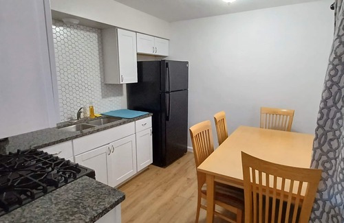 Victory Hills Apartment | 2br apt with AC close to UNM/airport/hospitals/I-25/AFB/Stadiums