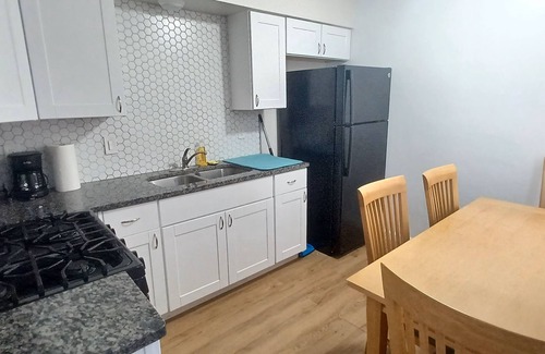 Victory Hills Apartment | 2br apt with AC close to UNM/airport/hospitals/I-25/AFB/Stadiums