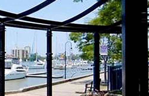 Kangaroo Point House | 2BR Beautiful River Retreat Pool Wine Gym Netflix