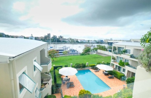 Kangaroo Point House | 2BR Beautiful River Retreat Pool Wine Gym Netflix