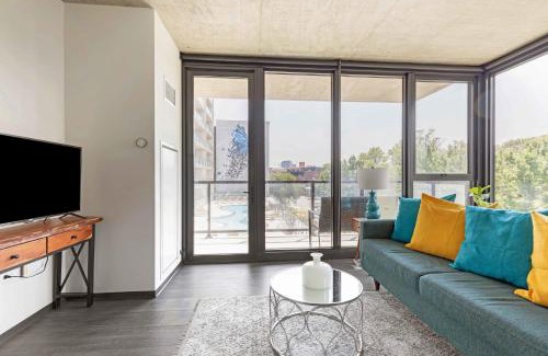 Near West Side Apartment | 2BR Chic New Apartment With Rooftop Pool & Gym