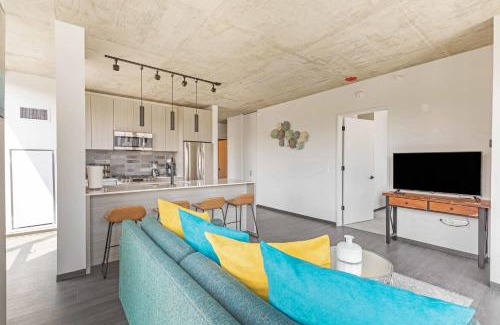 Near West Side Apartment | 2BR Chic New Apartment With Rooftop Pool & Gym