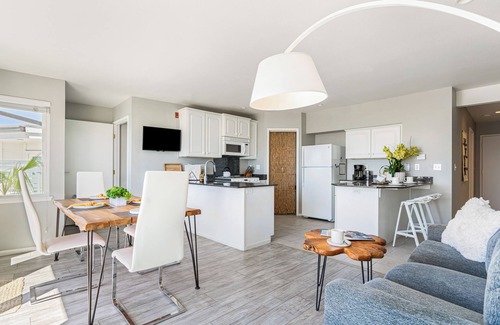 Cayucos House | 2BR Coastal Gem w/Ocean Views + Shared Firepit Lounge Near Cayucos Pier