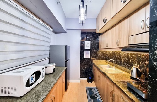 Ermita Condo | 2BR Cozy & Spacious Family Condo, Great View & Karaoke At Torre De Manila