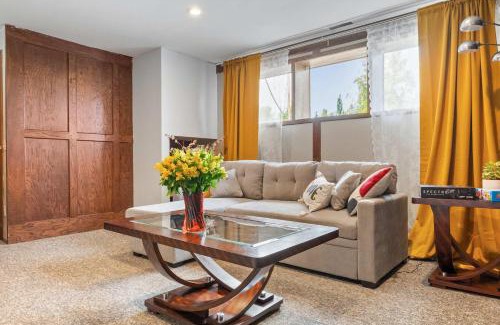 Northwest Calgary House | 2BR Cozy Suite w Fireplace! FREE Banff Pass, Parking, Netflix! Enjoy Yoga Classes or Plan Your Golf Trip!