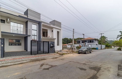 Praia da Armacao do Itapocoroi Apartment | 2BR Duplex Near Beach w/Garage Rrt0098