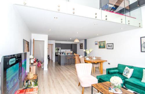 Bradford Apartment | 2BR Flat WiFi, Parking Contractors & Families