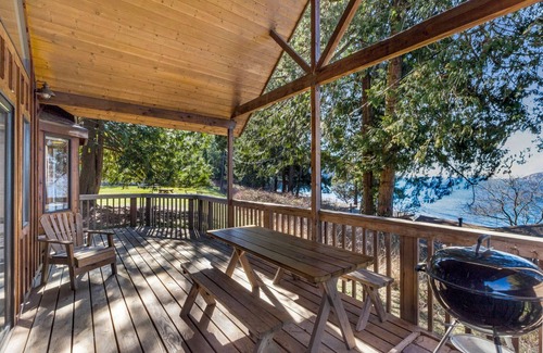 Eastsound Cabin | 2BR Ocean View Cabin - 1 min walk to world class beach!