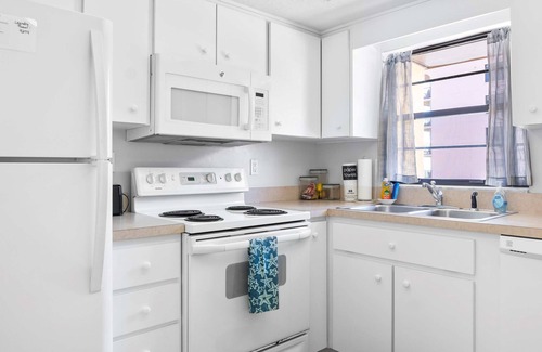 Avon By The Sea Condo | 2BR Sleeps 6 Pool BBQ Steps to Beach Pier Downtown