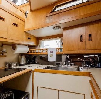 Charlestown Boat Rental | 2BR Spacious & Comfy 43' Yacht - Heat & AC - On the Freedom Trail - Best Nights Sleep