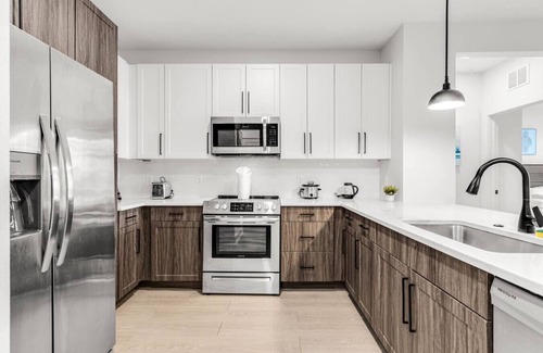 Ruskin Apartment | 2BR Sunspot: Poolside Living in Apollo Beach