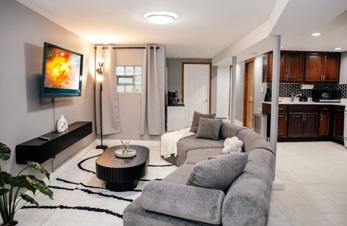 Cragin House | 2BR Traveler's Favorite, Modern and Clean
