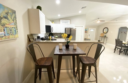 Delray Beach House | 2mins to Downtown Atlantic Avenue/3mins to Delray Beach/600Mbps/BBQ/Back Patio