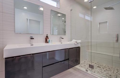 Village of La Jolla House | 2nd floor A-C steps to beach downtown La Jolla