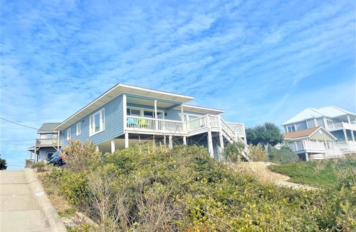 Emerald Isle House | 2nd-row crystal-coast-cabana bliss w/splendid ocean views—NO FEE for Fido