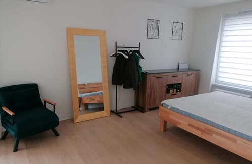 Ruzinov Apartment | 2x2x2 apartment - nový 2 izbový apartmán, 2-minúty od letiska, 2- garáže