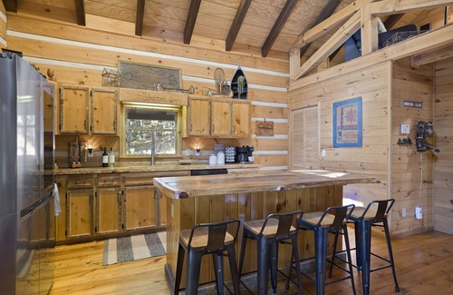 Dial Cabin | 3/3 Sleeps 8, HotTub, Game Room, Fire Pit! Putting Green! Unbeatable Location!