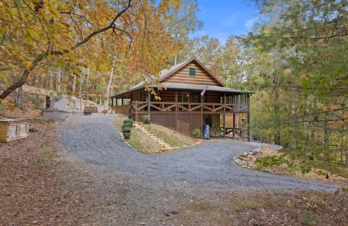 Dial Cabin | 3/3 Sleeps 8, HotTub, Game Room, Fire Pit! Putting Green! Unbeatable Location!