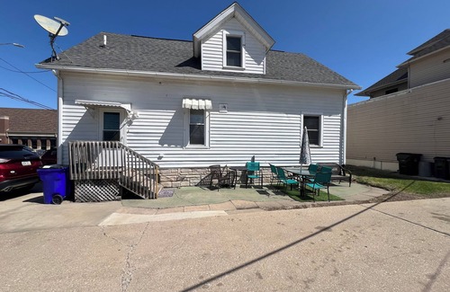 Cedar Rapids - Iowa City House | 3 Bed, 1 Bath 9 Blocks from Alliant Energy PowerHouse and Downtown