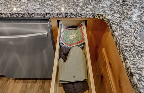Layton House | 3 Bed 2 Bath King Beds With Smoker Grill