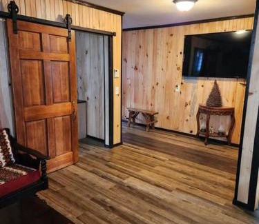 Byrnedale House | 3 bed/2 bath Riverside cabin