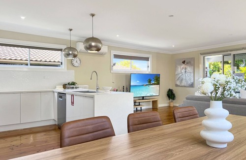 Belmont South House | 3-Bed Coastal Haven with Alfresco Dining & BBQ