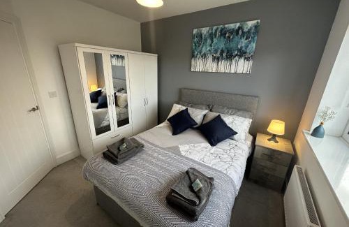 Stafford House | 3 Bed Home for Contractors & Relocators with Parking, Garden & WiFi 5 mins walk to Town Centre & Train Station