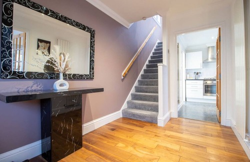 Coatbridge House | 3 bed Home Near Glasgow Large Garden & Driveway