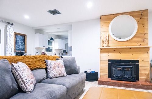 Bishop House | 3 bedroom 2 bath private house,walkable to restaurants, shops, and breweries.