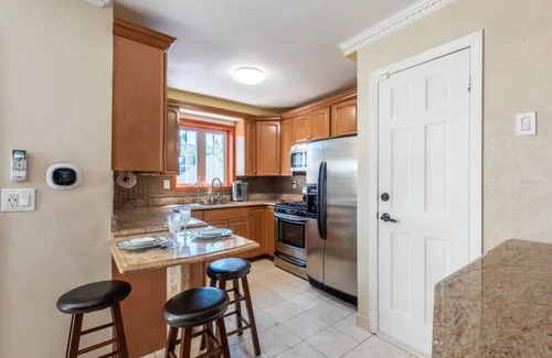 Queens House | 3-bedroom, 2 Bathroom house w/Backyard, BBQ, & Laundry