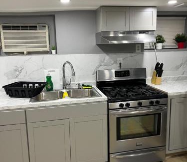 Hillside Apartment | 3 bedroom apartment 9 mins away from Airport