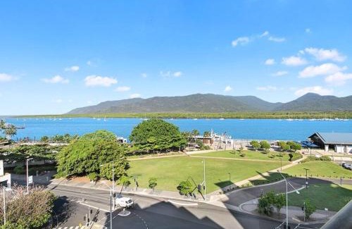 Cairns Central Business District Apartment | 3 BEDROOM CBD WATERFRONT LUXURY APARTMENT