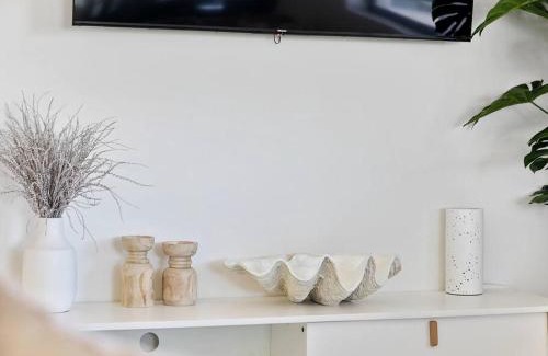Cairns Central Business District Apartment | 3 BEDROOM CBD WATERFRONT LUXURY APARTMENT