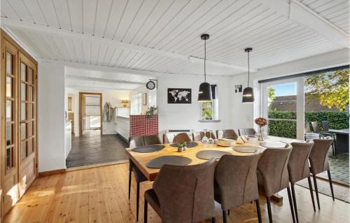 Logstrup House | 3 Bedroom Cozy Home In Løgstrup